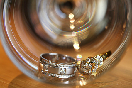 铂金会员摄影照片_一对铂金钻石结婚戒指