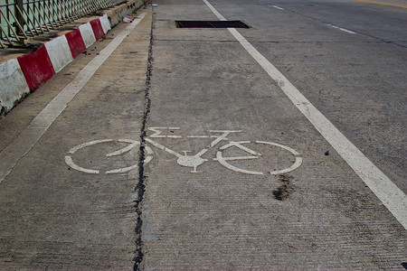 线条指示摄影照片_自行车路标在城市