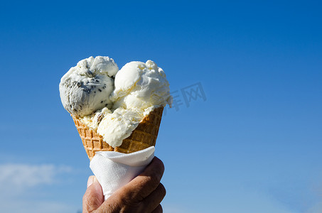 手拿着冰淇淋锥