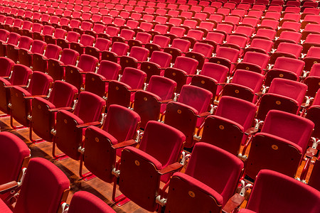 剧院观众摄影照片_会议室的红色剧院椅。