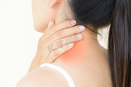 特写女性颈部和肩部疼痛和受伤。