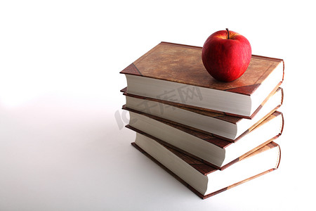 书堆上的红苹果