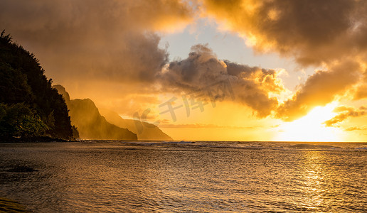 夏威夷考艾岛纳帕利海岸后退山脉的日落