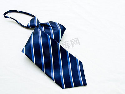 一条卷起的蓝色和白色条纹领带，隔离在白色背景上