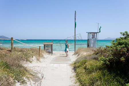 Platja de Muro，马略卡岛 — 一个女人走到偏僻的海滩 o