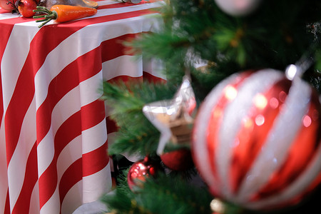 红色白色条纹织物桌布与节日圣诞装饰品装饰。