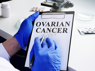 卵巢癌摄影照片_医生手中的卵巢癌诊断。