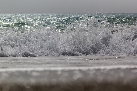 海洋波浪摄影照片_沙滩上柔软的海洋波浪