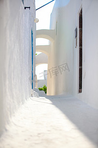 希腊基克拉泽斯小镇传统的白色荒废​​街道