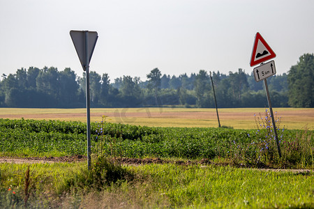 乡村道路旁的路标。