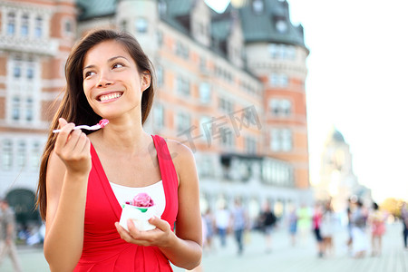 魁北克市吃冰淇淋的旅游妇女