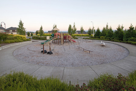 循环关系摄影照片_邻里公园儿童圆形游乐场