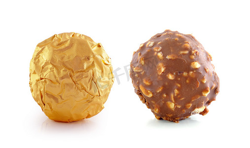 光泽球摄影照片_巧克力球用在白色背景的杏仁。
