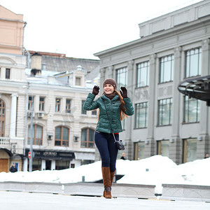莫斯科秋季街头行走的女人