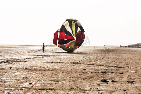 在全国跳伞锦标赛上，跳伞运动员的影子与他的降落伞准确地降落在卡兰古特海滩附近的安朱纳果阿的目标上。