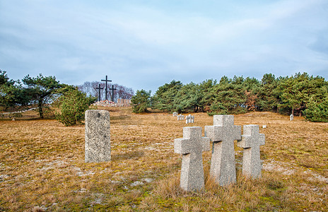 墓地中一座纪念碑形式的大理石智能手机