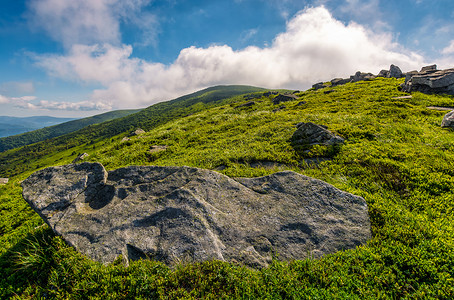 阳光山脉摄影照片_喀尔巴阡山脉的山坡上有巨石
