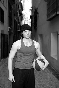 街头篮球摄影照片_年轻篮球篮球街头球员