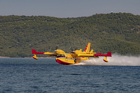 黄色和红色 Canadair 水上轰炸机，涡轮螺旋桨消防 ai