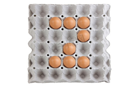 将鸡蛋分类为纸盘中的第二个。