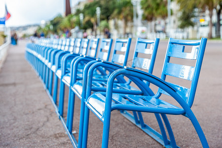 蓝色科技点线结构摄影照片_街道上一排蓝色椅子
