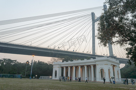 James Prinsep Ghat 纪念纪念碑港口与头顶上的 Hoogly 桥。