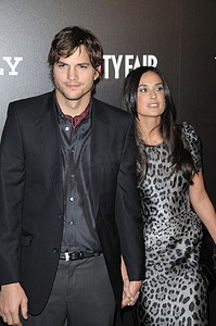 受益摄影照片_Ashton Kutcher 和 Demi Moore 在 Bally 的好莱坞多米诺派对受益于极乐世界的艺术。