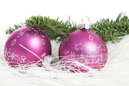 白色背景中的两个粉红色圣诞球和松树