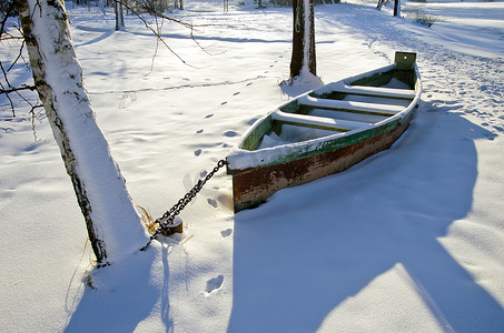 雪地上的旧木船