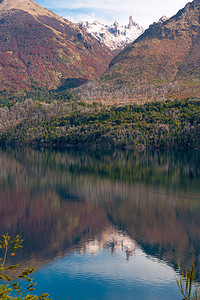 古铁雷斯湖的秋色，靠近巴里洛切、巴塔哥尼亚、Arge