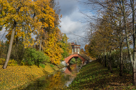 秋天的 Krestovy 桥。