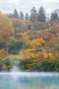 秋天的温泉青森湖日本