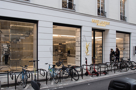法国巴黎 Yves Saint Laurent 专卖店，位于“Rue saint Honoré”的奢侈品牌店面