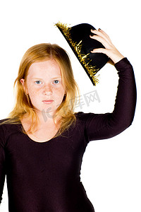 女孩戴着金色流光的黑色帽子