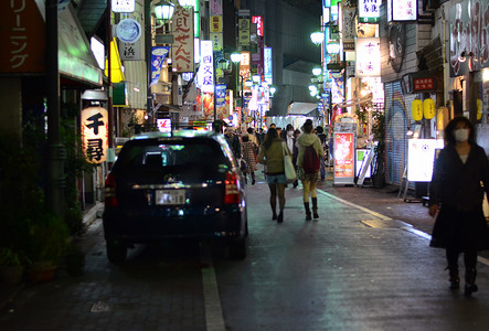 日本东京 — 2013 年 11 月 25 日：人们参观吉祥寺区的商业街