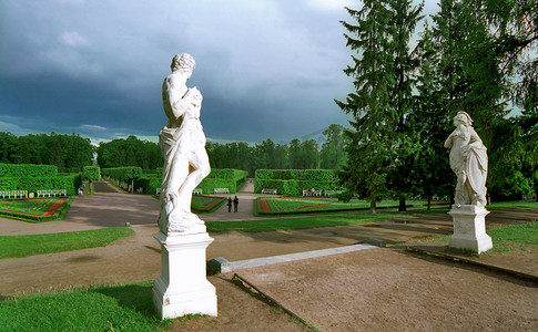 公园里的古典雕像
