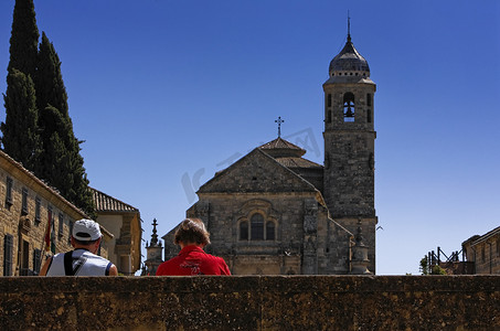 西班牙安达卢西亚哈恩省乌韦达，巴斯克斯德莫利纳广场的萨尔瓦多圣礼拜堂（Capilla del Salvador），左边是 Parador 酒店
