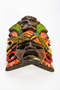 印度玛雅阿兹特克木制面具，上面有蟒蛇和美洲虎，被隔离