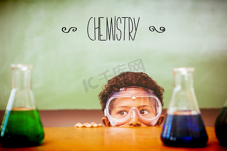 化学对抗男孩在教室里看锥形烧瓶