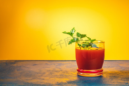 鸡尾酒酱摄影照片_深蓝色混凝土桌上美味的番茄血腥玛丽鸡尾酒