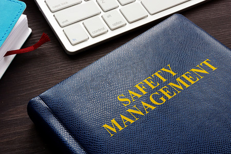 安全管理摄影照片_办公桌上的安全管理书和键盘。