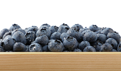 木箱中一堆新鲜洗过的蓝莓