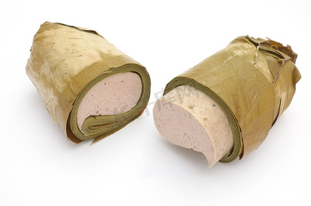 香蕉叶包越南蒸猪肉香肠，两半卷