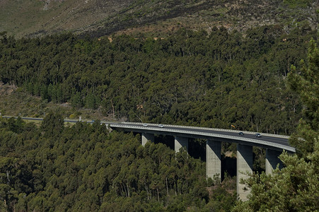西开普省摄影照片_博兰山旁的高速公路高架桥