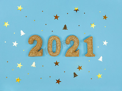 2021 年新年贺卡。蓝色背景上金光闪闪的人物和五彩纸屑。