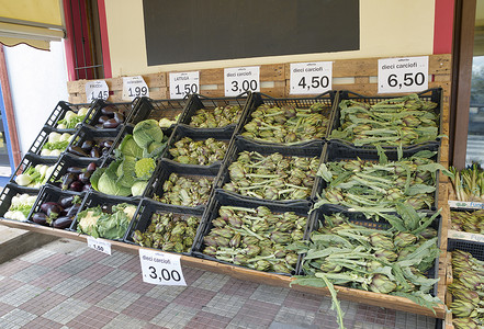 撒丁岛的杂货摊上放着蔬菜