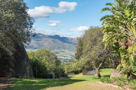 帕尔南非荷兰语纪念碑的土著花园