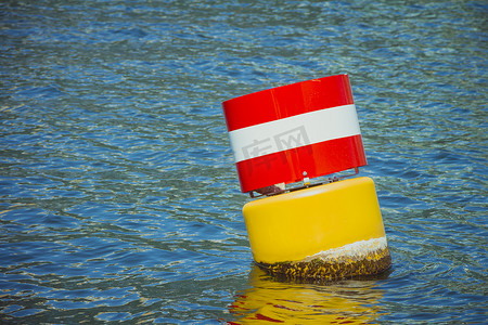 蓝光中的黄红白钢航海浮标