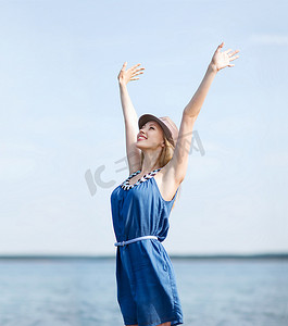 沙滩上举手的女孩
