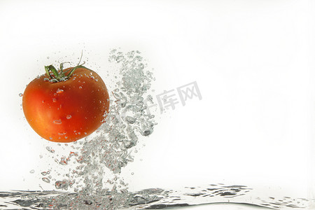 蔬菜落摄影照片_西红柿在水中